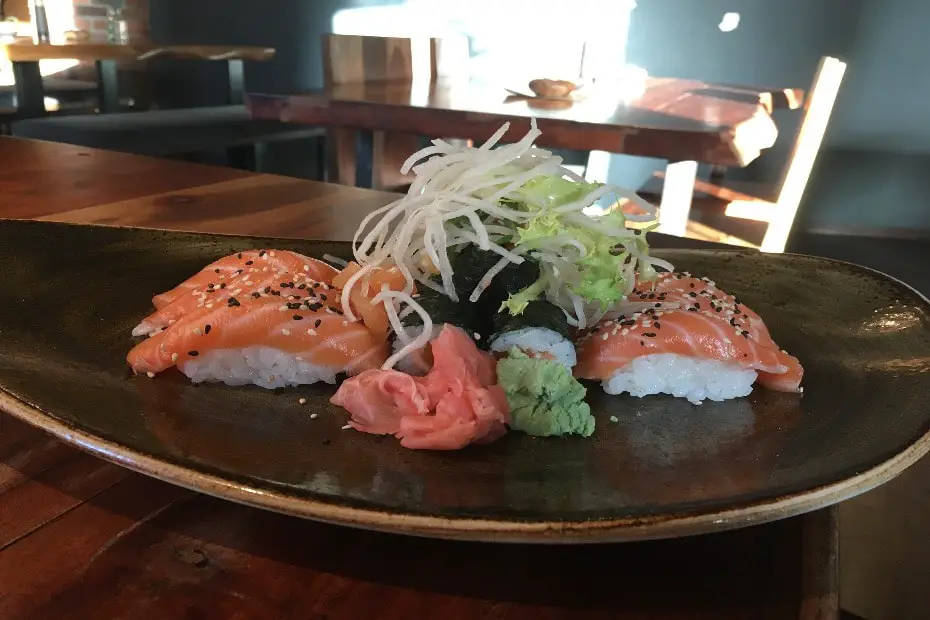 Teller mit Sushi im Restaurant