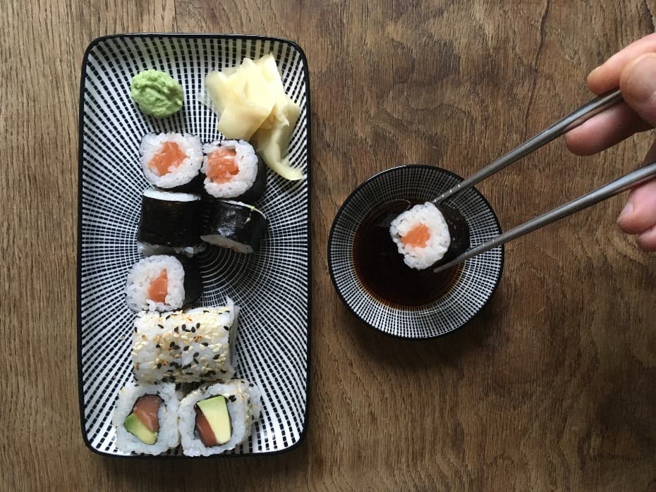 Sushi mit Stäbchen essen