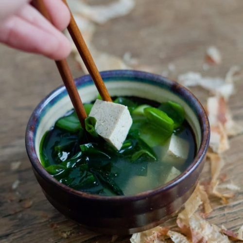 Miso Suppe mit Stäbchen essen