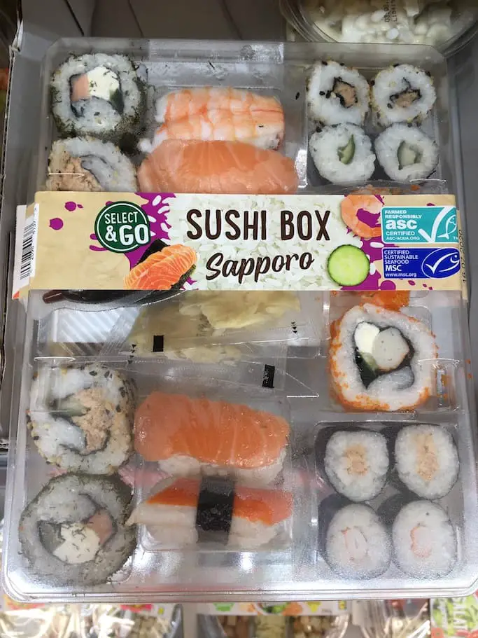 Lidl Sushi Box Sapporo mit Nigiri, Maki und Uramaki