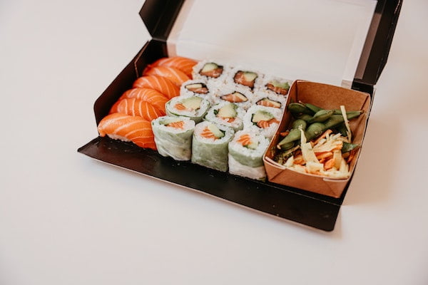 Sushi Box mit Lachs Nigiri, Uramaki und Edamame