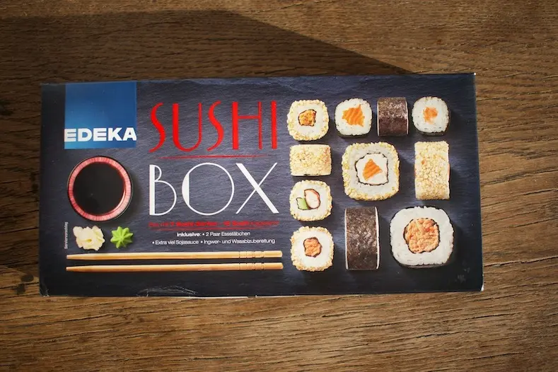 Edeka Sushi Box mit Essstäbchen, Sojasauce, Ingwer und Wasabi