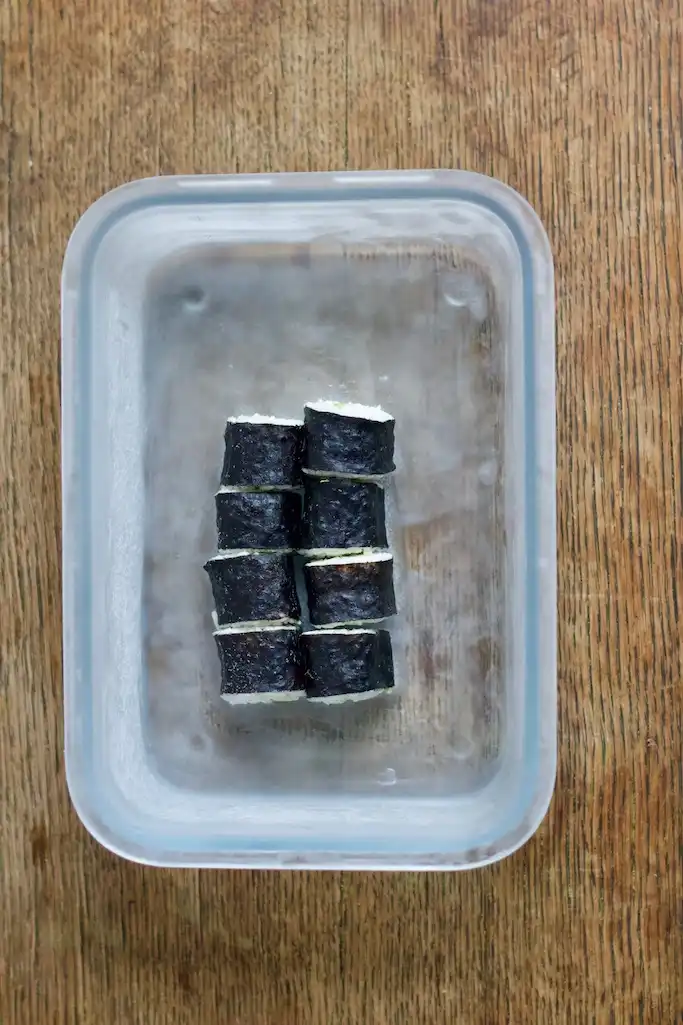 Eingefrorenes Sushi liegt in einem Vorratsbehälter aus Glas