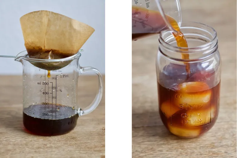 Kaltgebrühter Kaffee wird gefiltert und in ein Glas mit Eiswürfeln gekippt