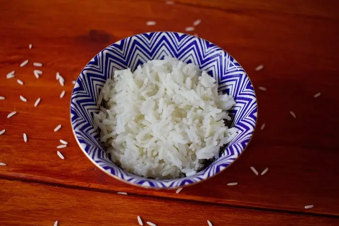 Basmati Reis befindet sich in einer blau weißen Schale