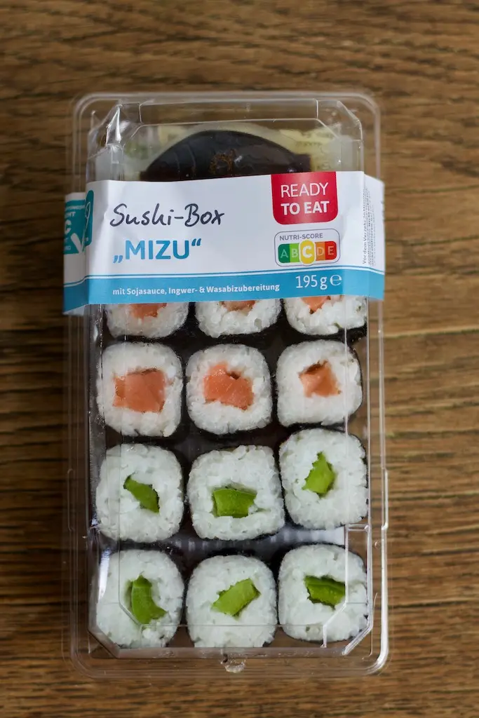 Rewe Sushi-Box Mizu mit 6 Stück Paprika Maki und 6 Stück Lachs Maki