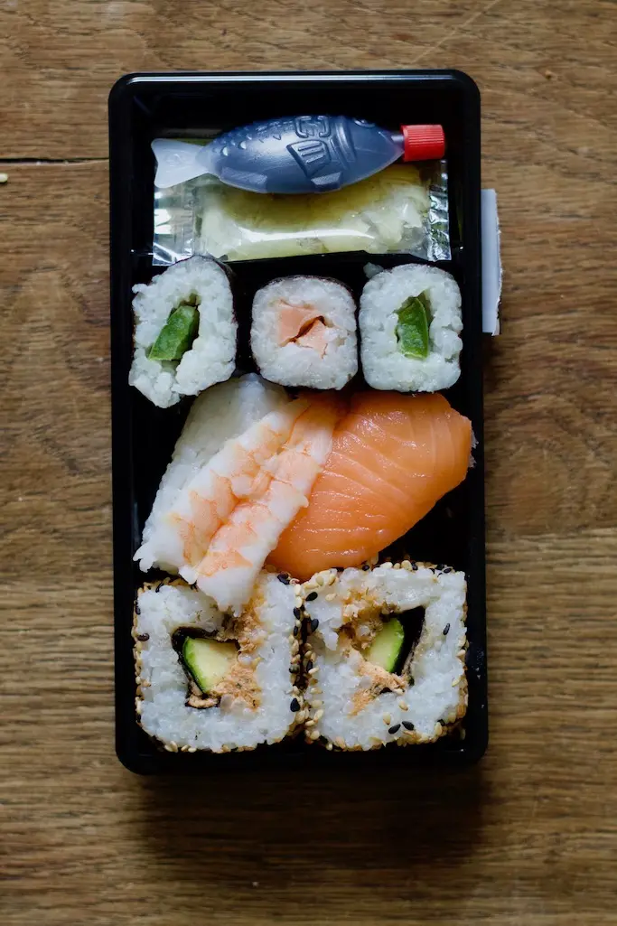 Sushi von Penny mit Maki, Lachs Nigiri, Ura Maki, Sojasauce und Ingwer