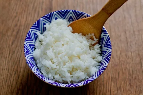 Zubereiteter Sushi Reis befindet sich in einer Schale