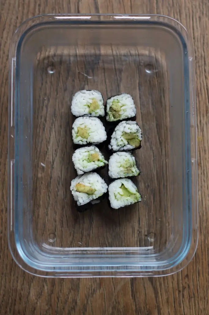 Aufgetautes Avocado Maki Sushi liegt in einer Schale
