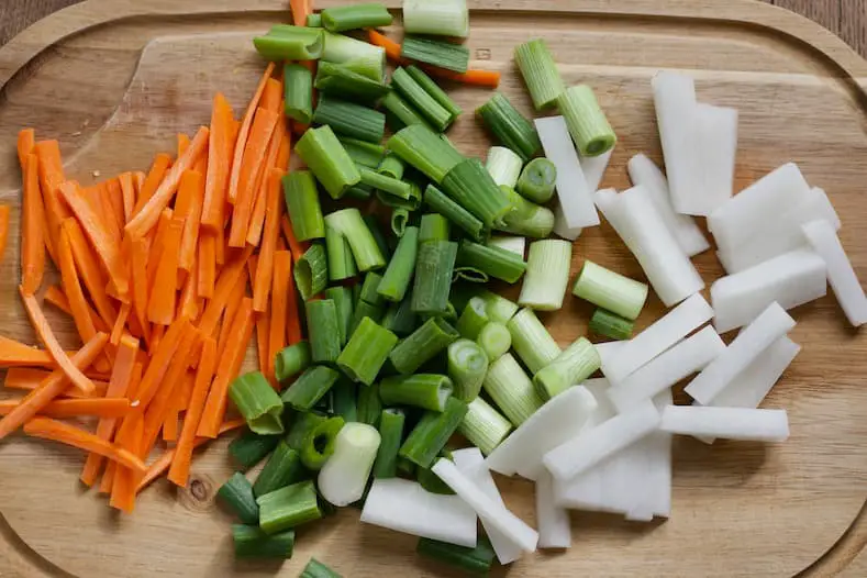 Karotten, Daikon Rettich und Frühlingszwiebeln geschnitten