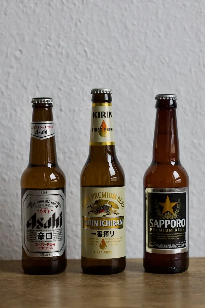 Drei Bierflaschen aus Japan