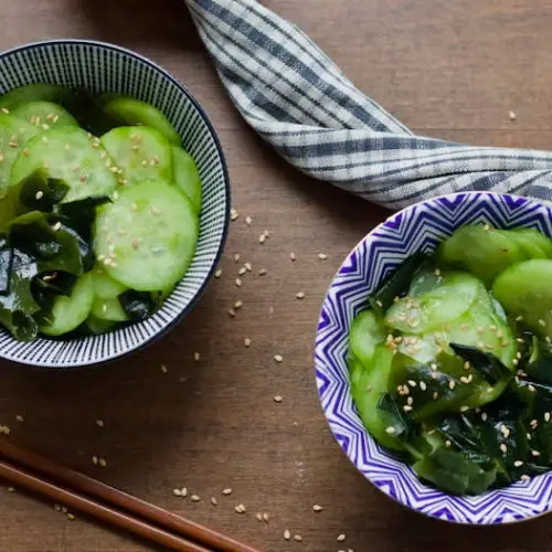 Zwei Schalen mit japanischen Gurkensalat mit Algen