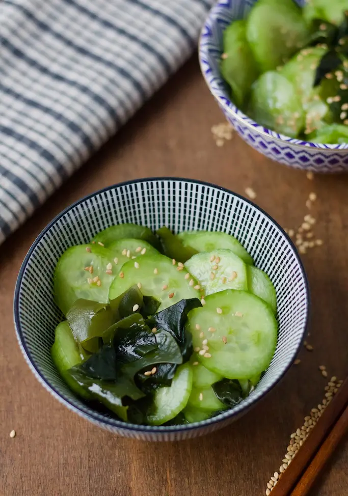 Japanischer Gurkensalat mit Algen und Essstäbchen