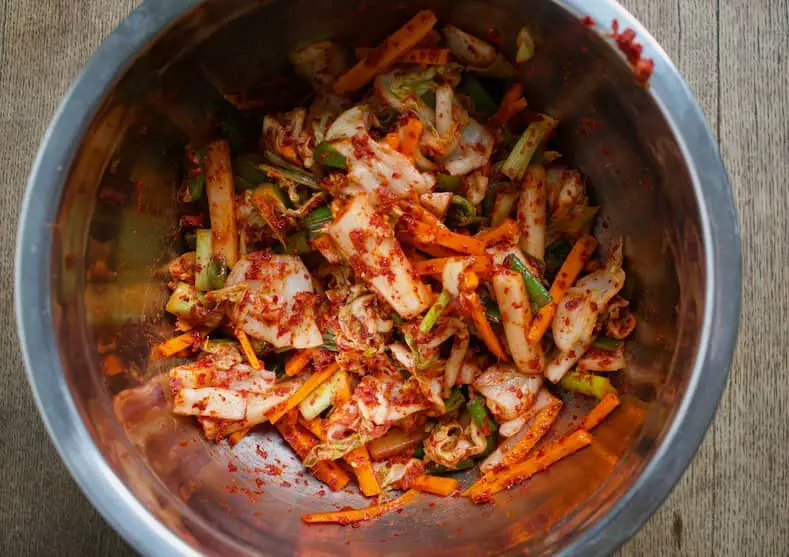 Kimchi in einer großen Metallschale