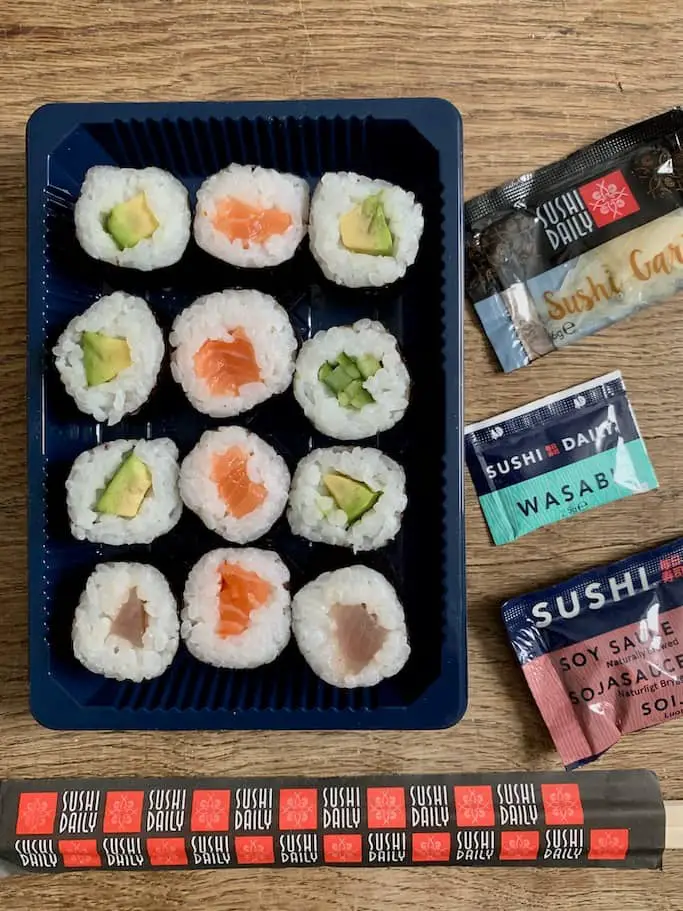 Sushi Daily mit Gari, Wasabi, Sojasauce und Stäbchen