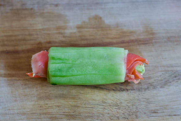 Gurken Sushi Rolle mit Avocado und Lachs