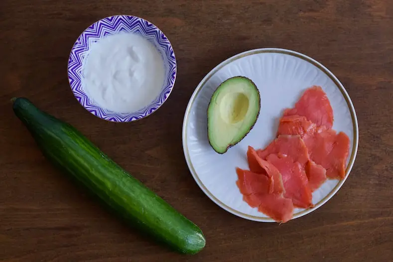 Avocado, Lachs, Salatgurke und eine Schale mit Joghurt