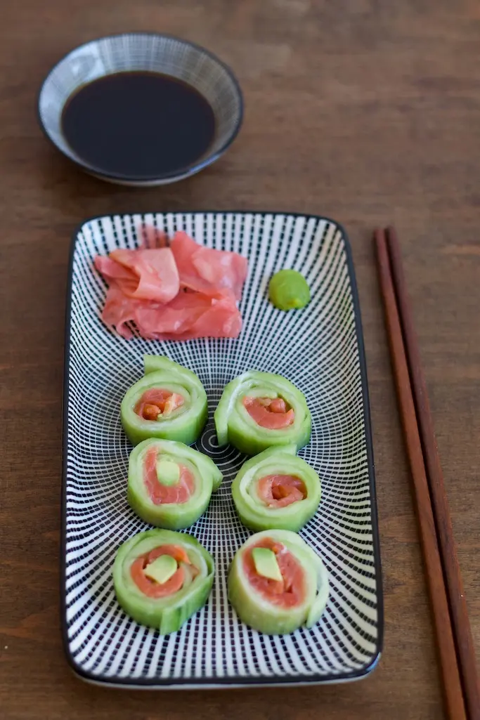 Gurken Sushi auf einem Teller mit Beilagen